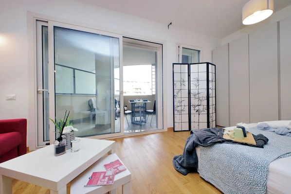 Tabla de planchar con plancha, wifi gratis y ropa de cama