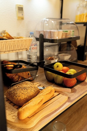Daily continental breakfast (EUR 5.90 per person)