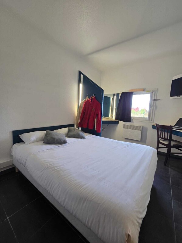 Free WiFi, bed sheets - Enzo Hotels 1er Prix Dreux (Dreux)