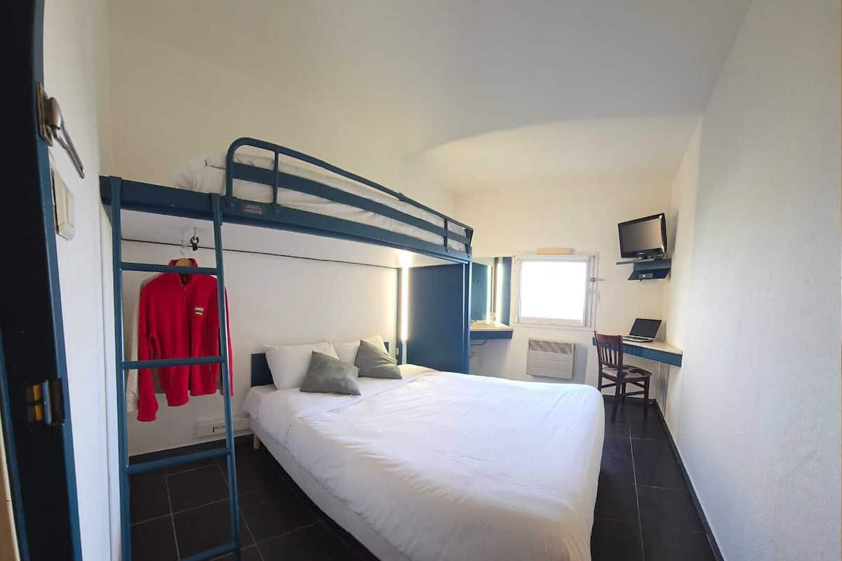 Economy Triple Room | Free WiFi, bed sheets