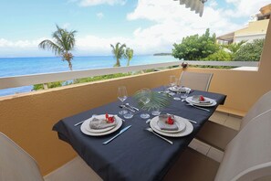 Outdoor dining - T3 breathtaking view & direct beach access (Pointe-à-Pitre)