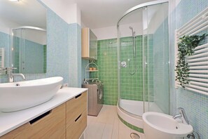 Een douche, gratis toiletartikelen, een haardroger, een bidet