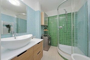 Dusche, kostenlose Toilettenartikel, Haartrockner, Bidet