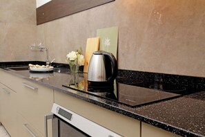 Kühlschrank, Mikrowelle, Ofen, Herdplatte