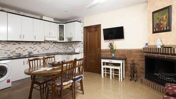 House, 5 Bedrooms, Smoking, Private Pool | Dining room