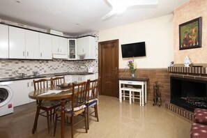 House, 5 Bedrooms, Smoking, Private Pool | Dining room