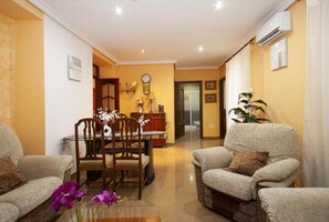 House, 5 Bedrooms, Smoking, Private Pool | Dining room
