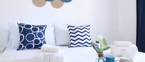 2 habitaciones, tabla de planchar con plancha y ropa de cama