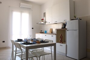 Frigorifero, forno, piano cottura, macchina per tè/caffè