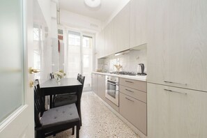 Fridge, oven, stovetop, coffee/tea maker