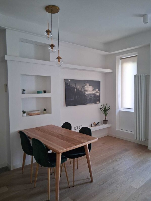 Dining - Golden Suite Apartment (Roma)