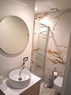 Shower, hair dryer, bidet, towels - Golden Suite Apartment (Roma)