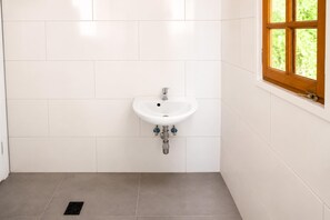 Dusche, Haartrockner, Handtücher, Shampoo