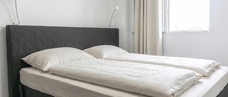 Tabla de planchar con plancha, wifi gratis, ropa de cama