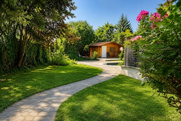 Property grounds - Charming Studio in a Villa Stay for 4 with Lush Garden Access (Wien)
