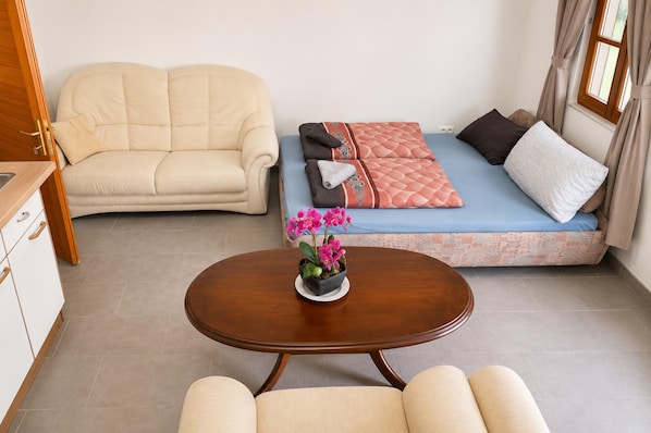 Interior - Charming Studio in a Villa Stay for 4 with Lush Garden Access (Wien)