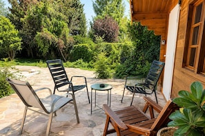 Terrace/patio - Charming Studio in a Villa Stay for 4 with Lush Garden Access (Wien)