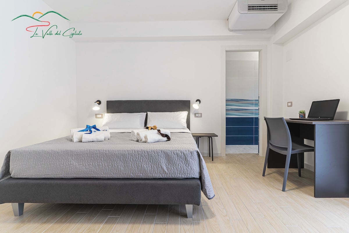 Free minibar, desk, free WiFi, bed sheets