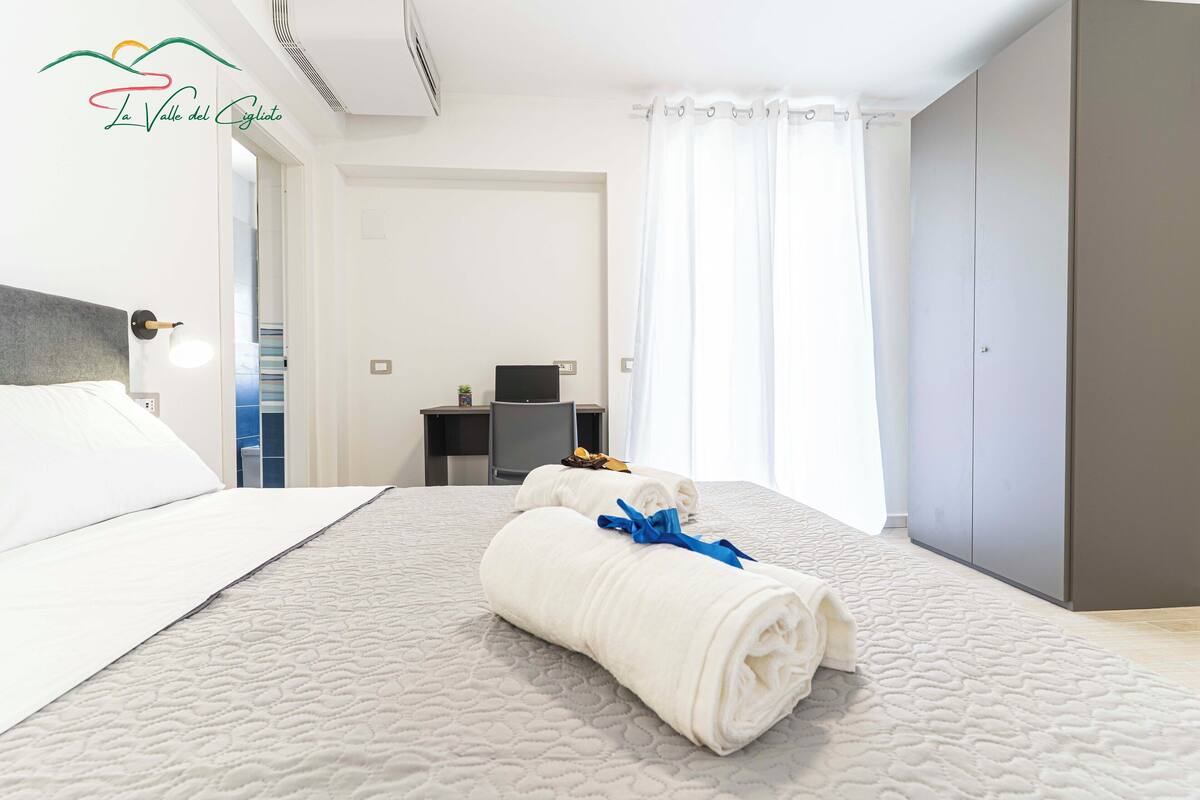 Free minibar, desk, free WiFi, bed sheets