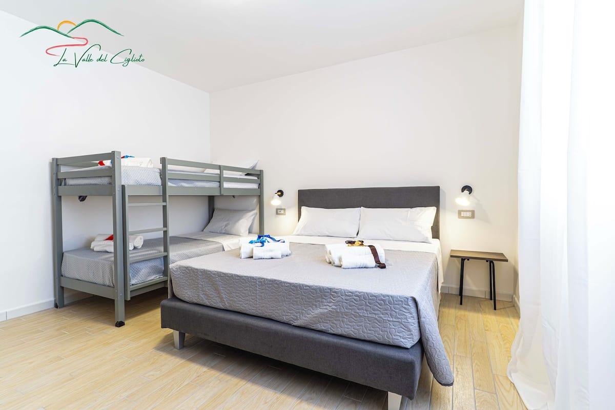 Free minibar, desk, free WiFi, bed sheets