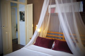 2 bedrooms, iron/ironing board, Internet, bed sheets - Charming Rustic Home in the Heart of Monchique! (Monchique)