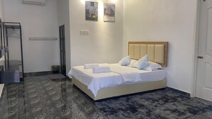Una habitación de hotel con cama, baño y zona de ducha.