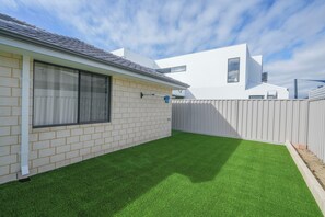 Property grounds - Spacious Modern Family Home Close to Swan Valley (Bennett Springs)
