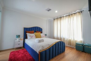 4 bedrooms, iron/ironing board, WiFi, bed sheets