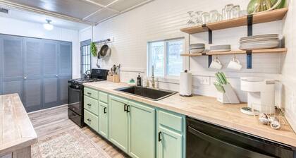 Yosemite Boho Bungalow | Pet Friendly + Mtn Views!