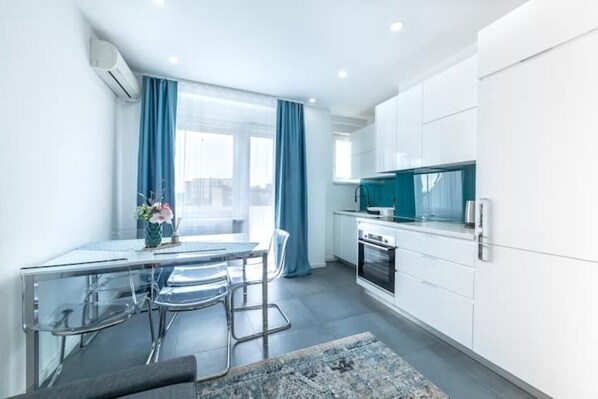 Fridge, oven, stovetop, cookware/dishes/utensils