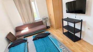 1 bedroom, iron/ironing board, WiFi (free), bed sheets