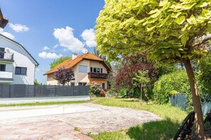 Property grounds - Gorgeous Room in Shared Villa w/ Free Parking (Wien)