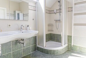 Shower, hair dryer, towels, soap - Gorgeous Room in Shared Villa w/ Free Parking (Wien)