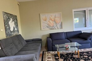Smart TV - Gorgeous Room in Shared Villa w/ Free Parking (Wien)