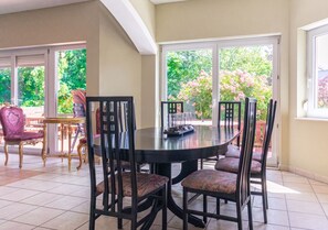 Dining - Gorgeous Room in Shared Villa w/ Free Parking (Wien)
