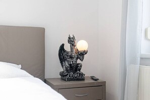 Tabla de planchar con plancha, wifi y ropa de cama 