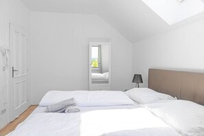 Iron/ironing board, WiFi, bed sheets - Gorgeous Room in Shared Villa w/ Free Parking (Vienna)