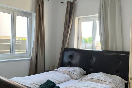 Gorgeous Room in Shared Villa w/ Free Parking