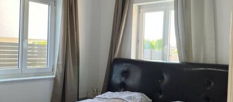 Gorgeous Room in Shared Villa w/ Free Parking