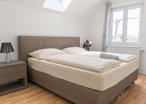 Iron/ironing board, free WiFi, bed sheets - Gorgeous Room in Shared Villa w/ Free Parking (Wien)