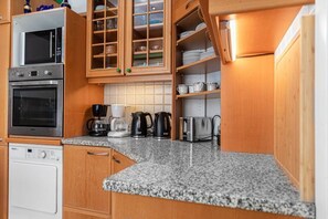 Fridge, microwave, oven, stovetop - Gorgeous Room in Shared Villa w/ Free Parking (Vienna)