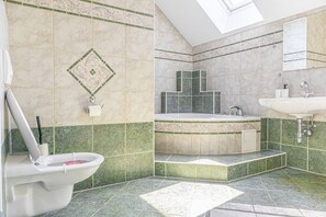 Douche, séchoir à cheveux, serviettes fournies, savon