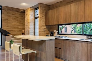KĂŒhlschrank, Mikrowelle, Ofen, Wasserkocher mit Kaffee-/Teezubehör