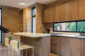 Refrigerador, microondas, horno y cafetera y tetera