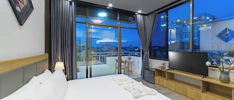 Escritorio, espacio para trabajar con laptop y cortinas blackout