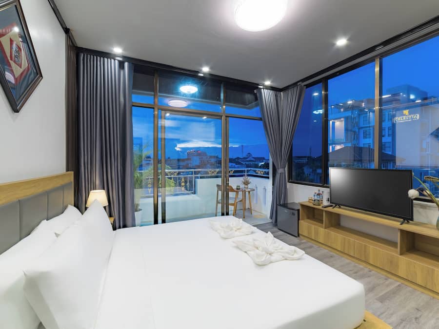 Habitació doble Deluxe, balcó, vistes a la ciutat | Escriptori, espai de treball apte per a portàtils i cortines opaques