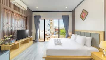 Deluxe Double Room, Balcony, City View | Meja, ruang kerja komputer riba, langsir/tirai gelap terus