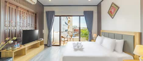 Deluxe-Doppelzimmer, Balkon, Stadtblick | Schreibtisch, laptopgeeigneter Arbeitsplatz, Verdunkelungsvorhänge