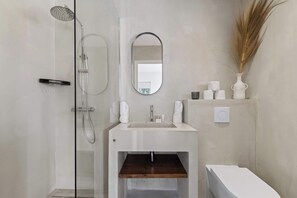 Douche, sèche-cheveux, serviettes fournies