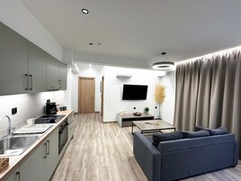 Antonia Retreat | One Bedroom Apartment | Cocina privada | Mesa de comedor